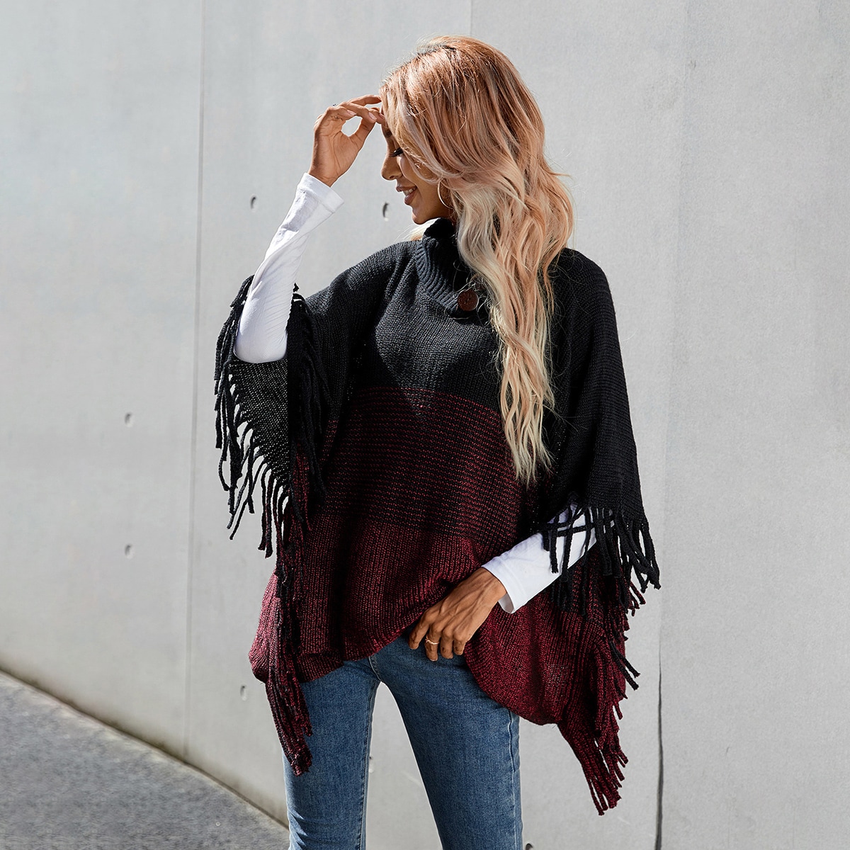 Пончо с воротником-стойкой с бахромой Контрастный вязаный