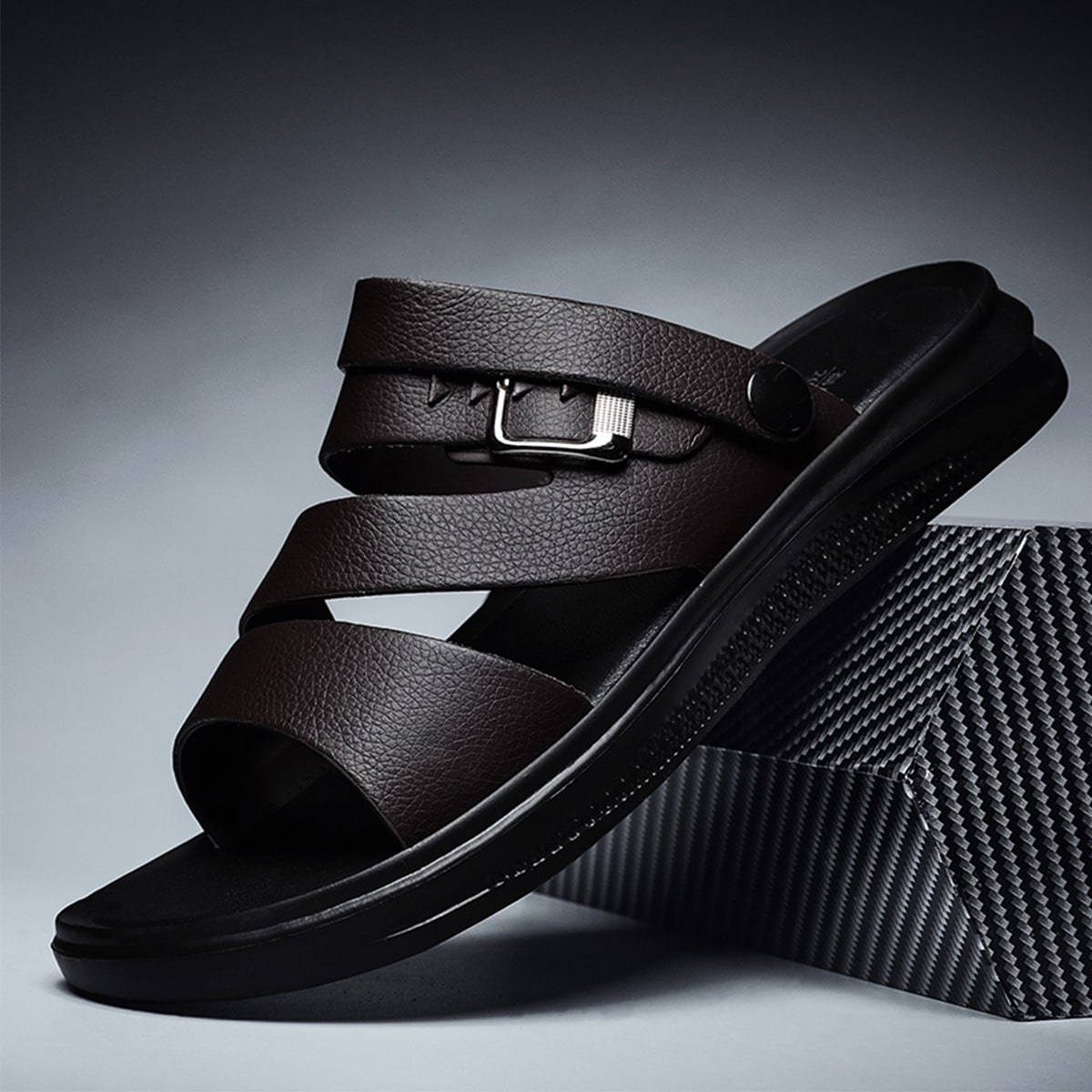 Chanclas negras de la decoración de la hebilla de los hombres, Chanclas bidireccionales del desgaste del dedo del pie abierto