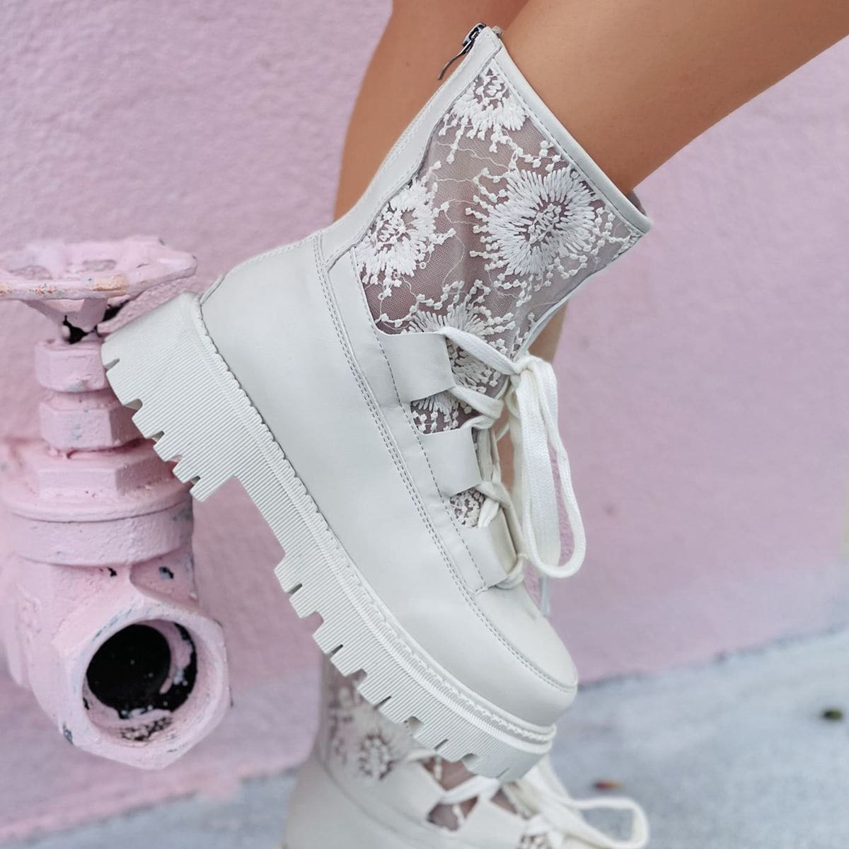 

Lace-up Front Floral Embroidery Fashion Boots, Beige