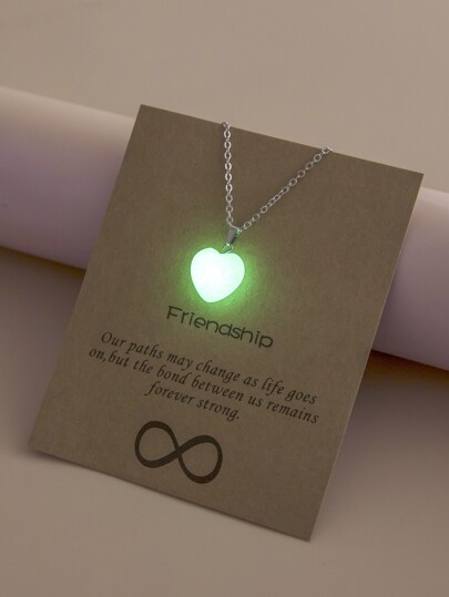 قلادة بتعليقة قلب يشع في الظلام