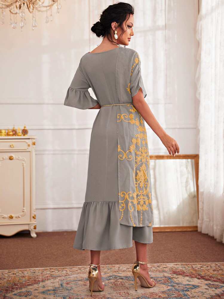 Al Najma 花卉刺繡荷葉邊繫腰帶連衣裙 - 灰色 - 查看 2