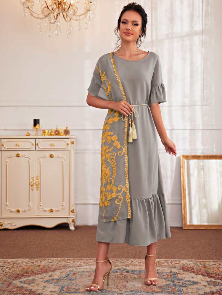Al Najma 花卉刺繡荷葉邊繫腰帶連衣裙 - 灰色 - 查看 4
