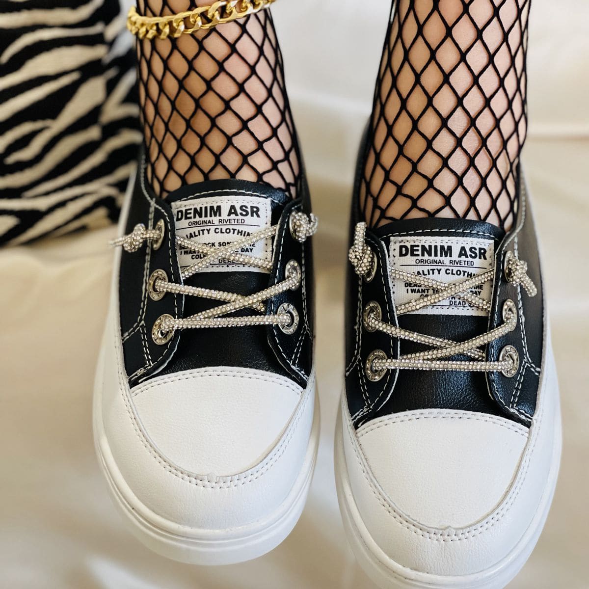 

Lace-up Decor Letter Graphic Skate Shoes, Black