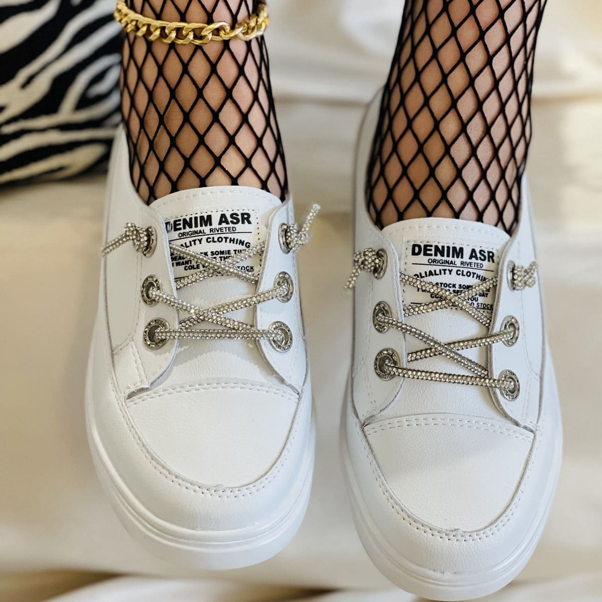 

Minimalist Lace-up Front Skate Shoes, White