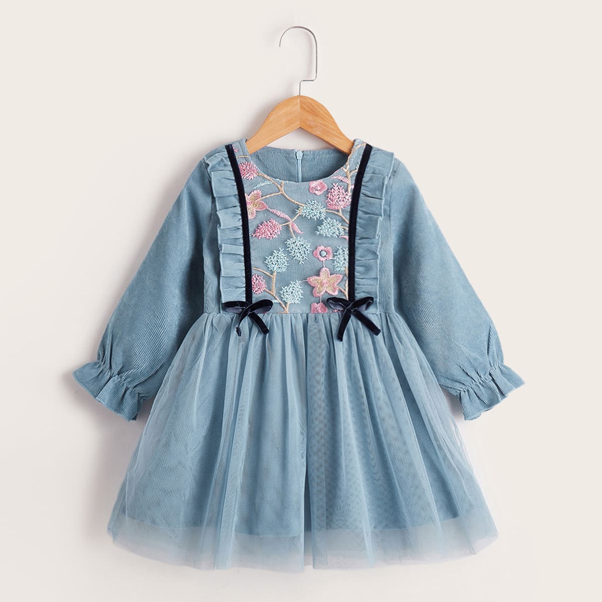 Kleid Aus Cordstoff Für Kleine Mädchen Mit Blumenstickerei, Rüschenbesatz Und Flatterärmeln - SHEIN - Modalova