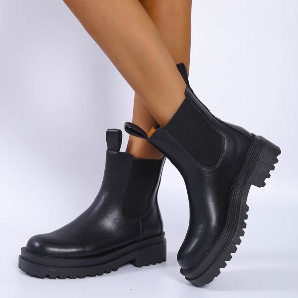 

Minimalist Chelsea Boots, Black