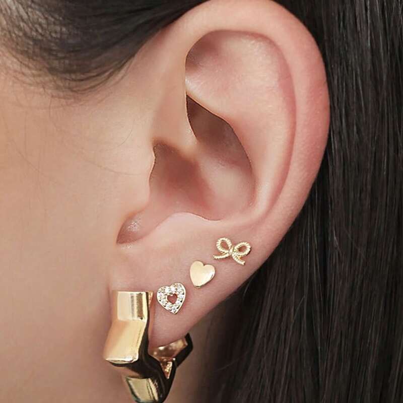 

4pcs Heart Decor Stud Earrings, Gold