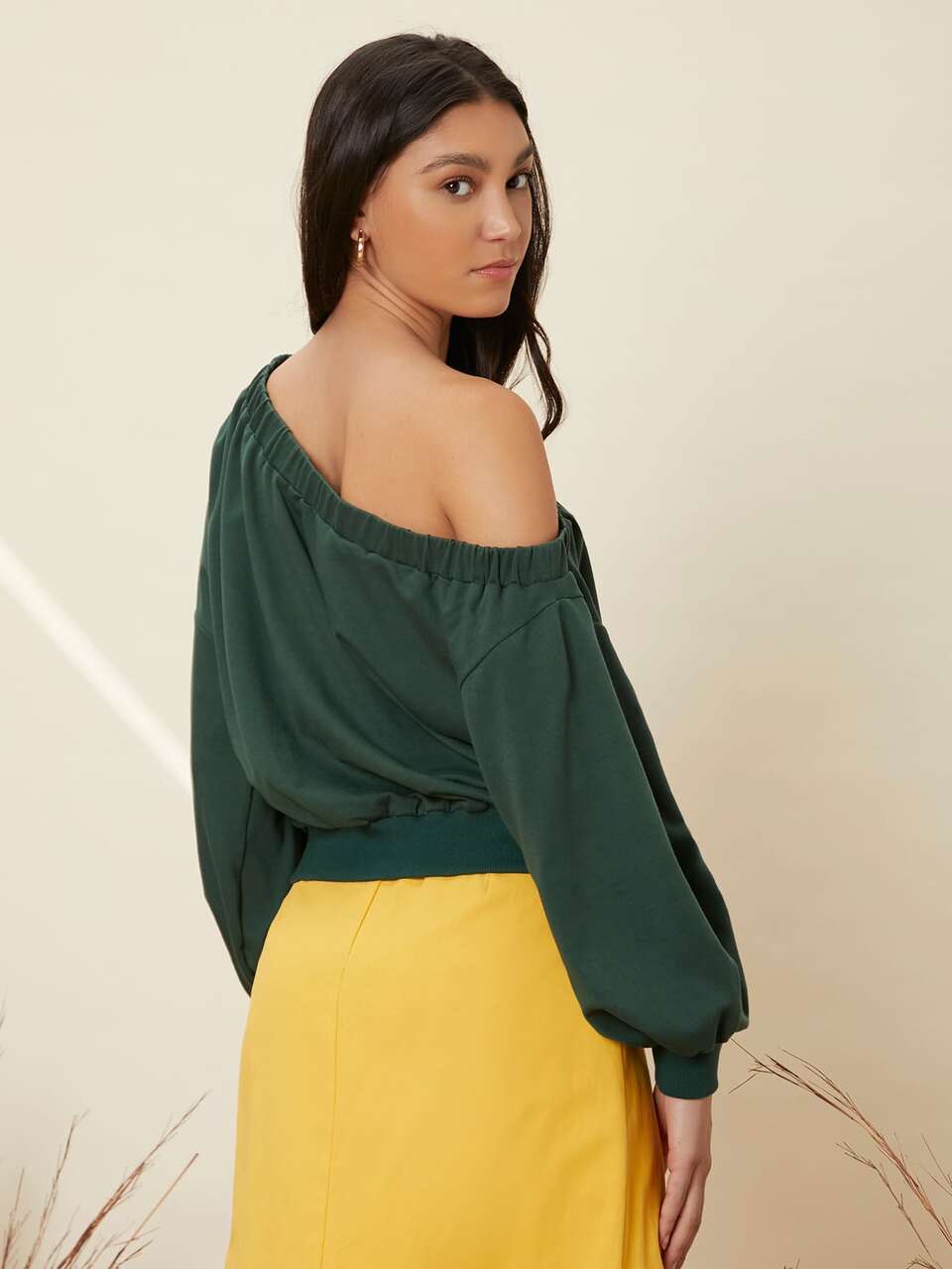 Asymmetrical Elastic Shoulder Bishop Sleeve Sweatshirt