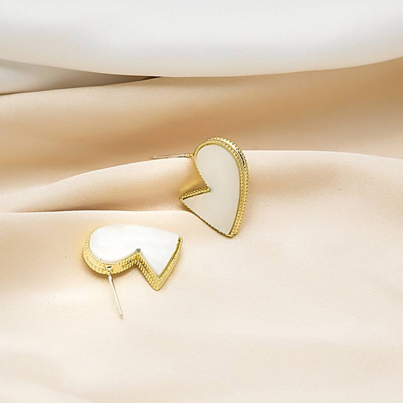 

Heart Design Stud Earrings, White