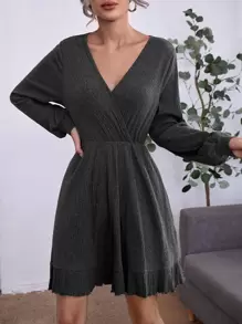 SHEIN Unity Vestido de cuello cruzado ribete en forma de lechuga bajo con fruncido - Gris Oscuro - Ver 1
