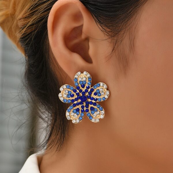 

Flower Decor Stud Earrings, Royal blue