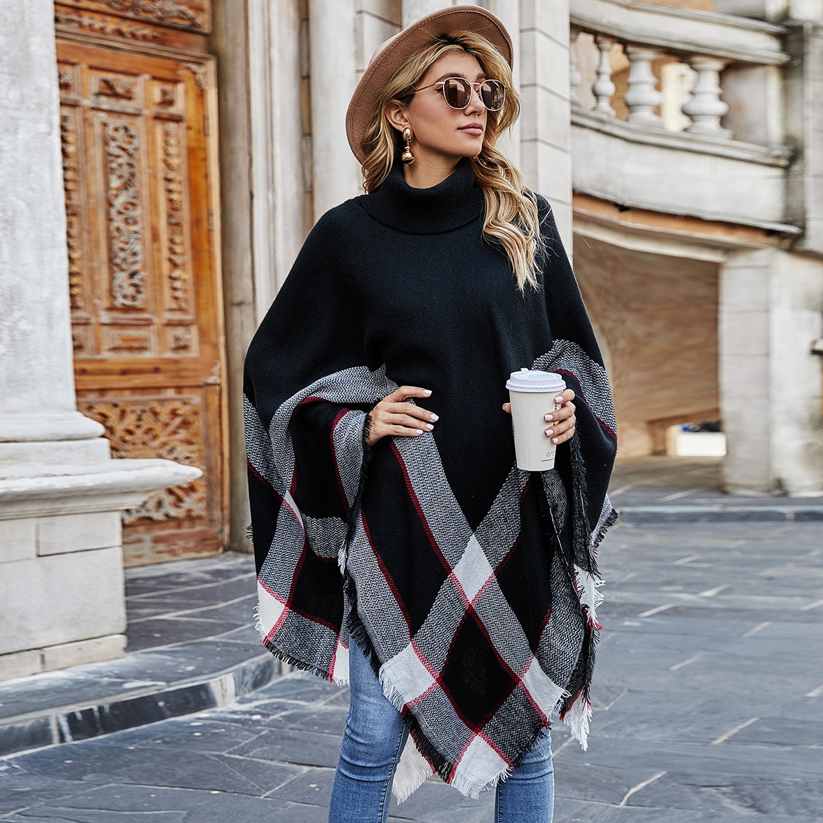 Пончо Контрастный с высоким воротником вязаный