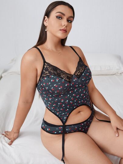 Plus Floral Contrast Lace Garter Lingerie Set