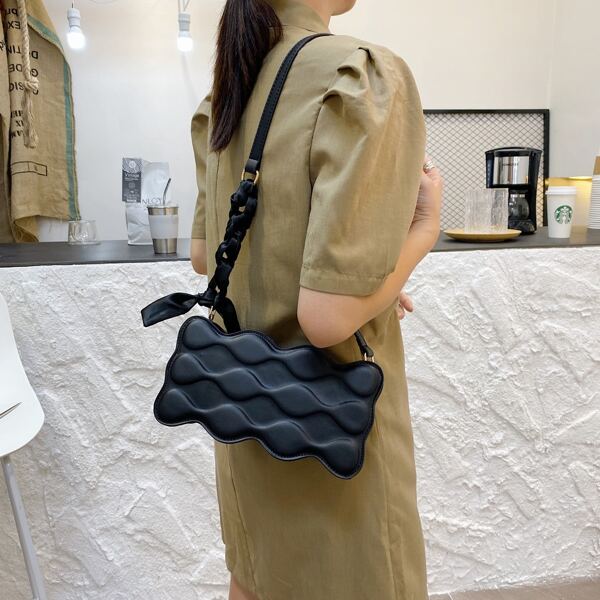 

Minimalist Scallop Trim Decor Shoulder Bag, Black