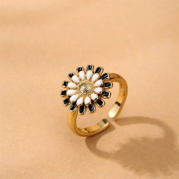 

18K Gold Plated Flower Decor Ring, Black and white