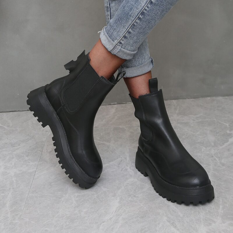

Minimalist Chelsea Boots, Black