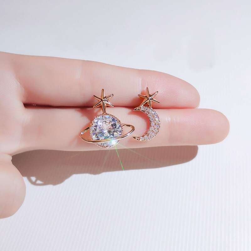 

2pcs Moon Detail Stud Earrings, Gold