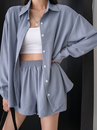 Completo da donna con camicia a spalle scoperte e pantaloncini a gamba ampia, set da due pezzi, abbigliamento autunnale per donne