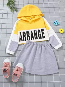 小女童字母圖案連帽衫和半身裙