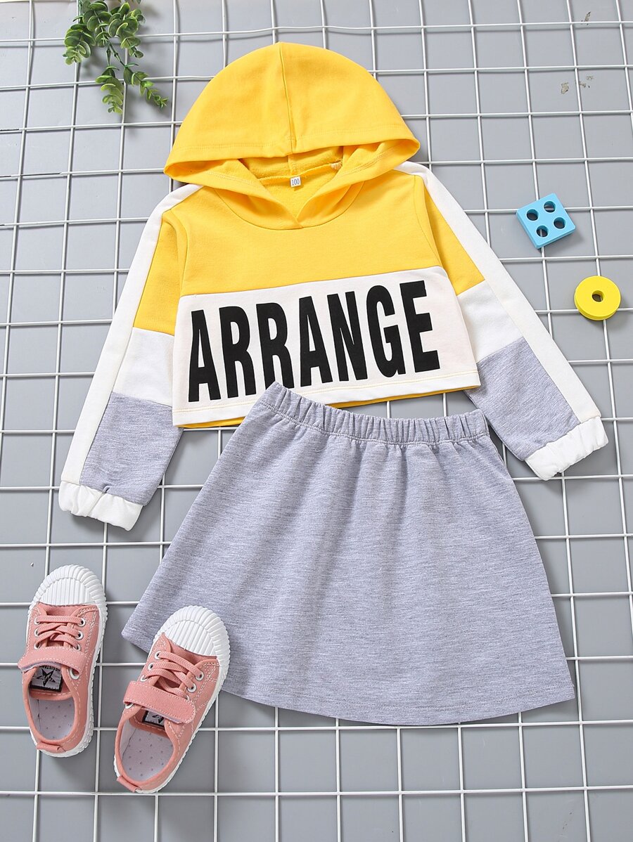 小女童字母圖案連帽衫和半身裙