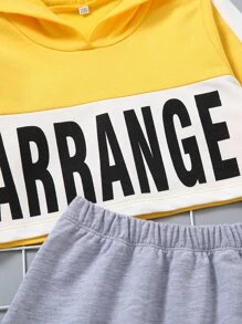 小女童字母圖案連帽衫和半身裙