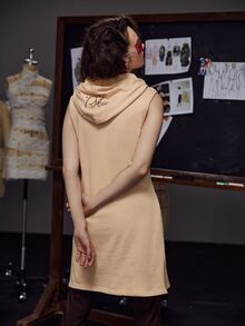 Tiffany Skii 字母刺繡抽繩連帽連衣裙 - 杏色 - 查看 2