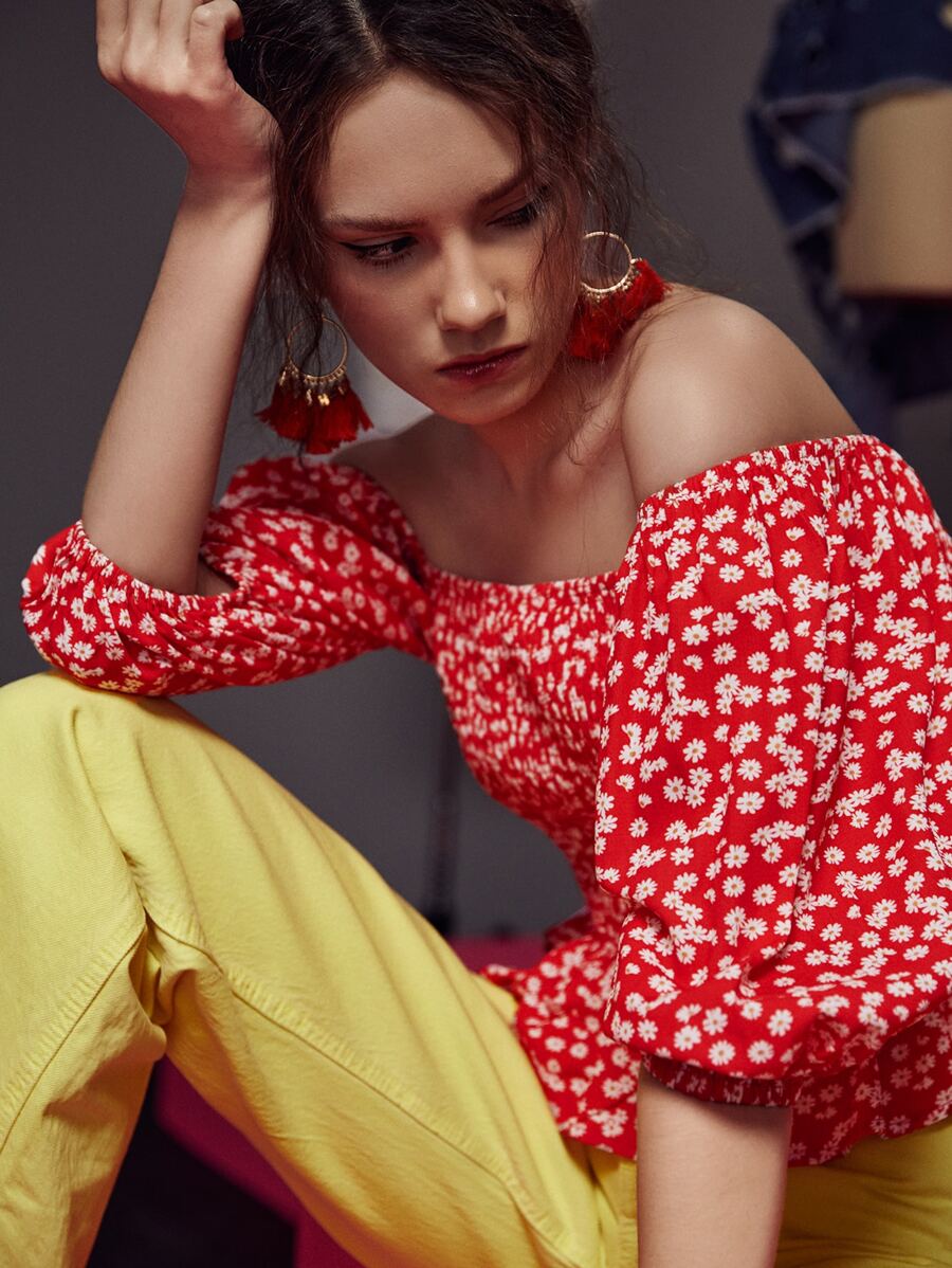 Margarita 一字肩小碎花燈籠袖上身打攬花邊下擺上衣 - 紅白色 - 查看 1