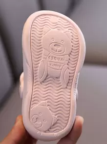 Un par de sandalias de playa minimalistas, de suela blanda y huecas, para niñas pequeñas