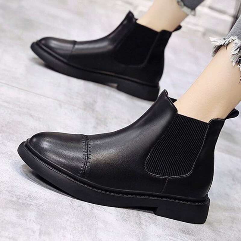 

Minimalist Chelsea Boots, Black