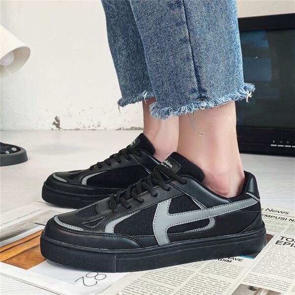 

Men Minimalist Lace-up Front Skate Shoes, Black