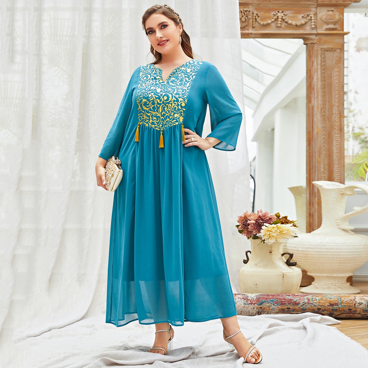 размера плюс Платье золотистый с принтом завитки с бахромой