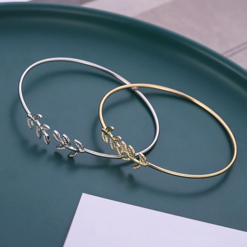 

2pcs Leaf Decor Bracelet, Multicolor