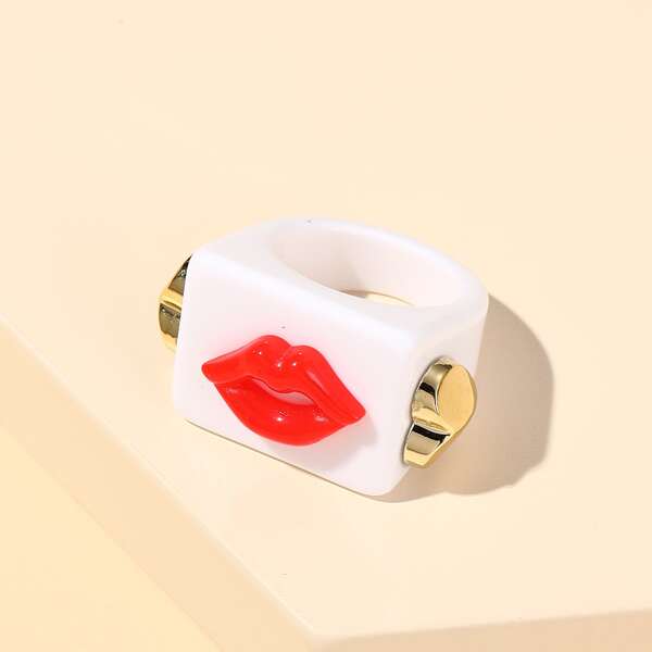 

Lips Decor Chunky Ring, White