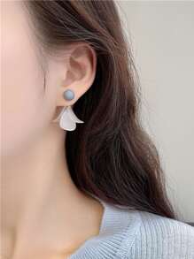 花瓣裝飾耳環 - 淺灰色 - 查看 1