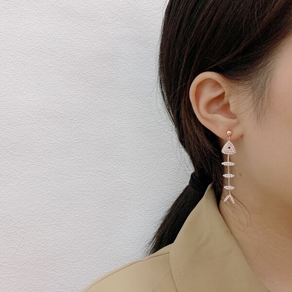 

Rhinestone Decor Fish Bone Earrings, Rose gold