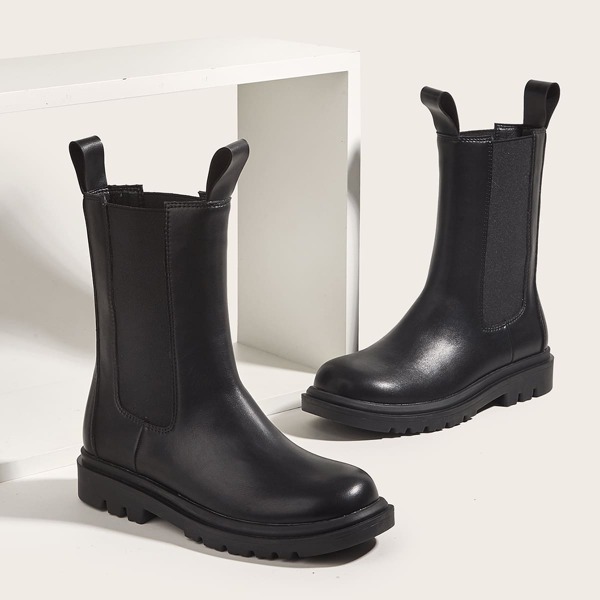 

Minimalist Chelsea Boots, Black