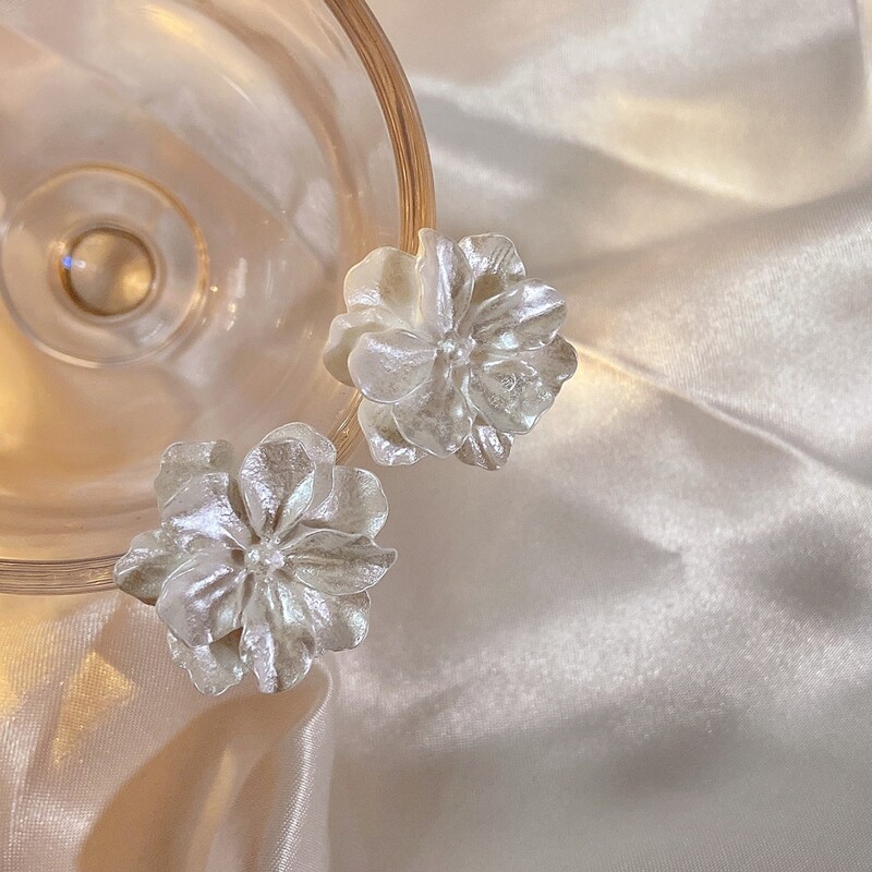 

Flower Stud Earrings, White