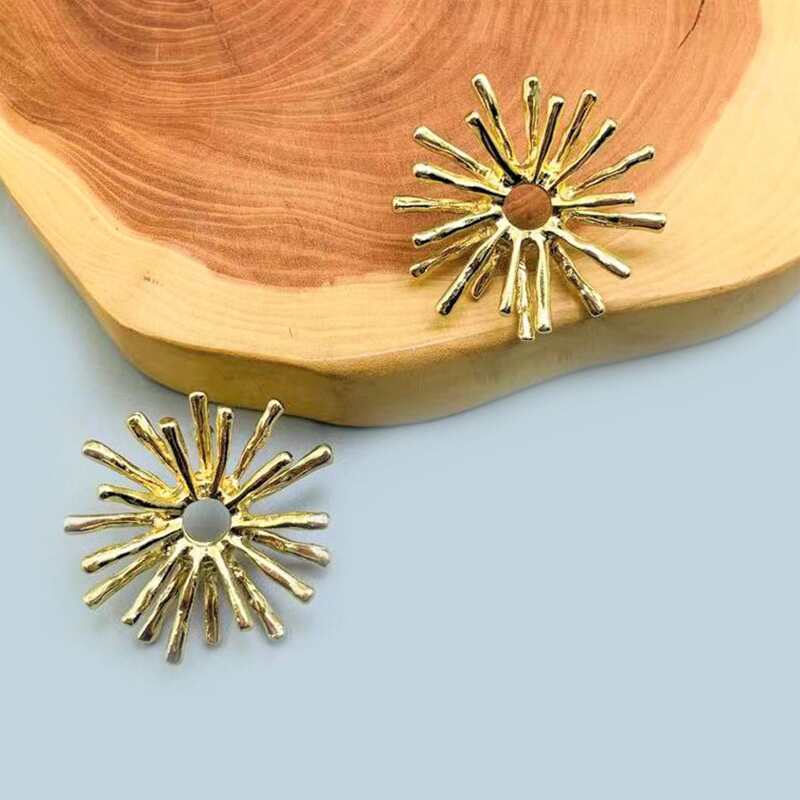 

Hollow Out Stud Earrings, Gold
