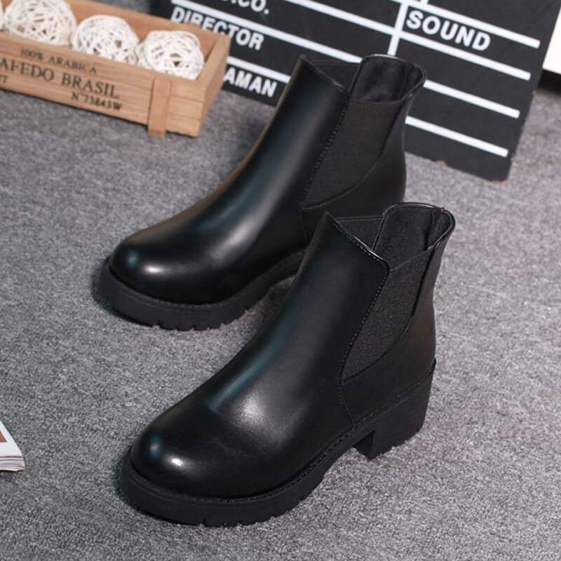 

Minimalist Chelsea Boots, Black
