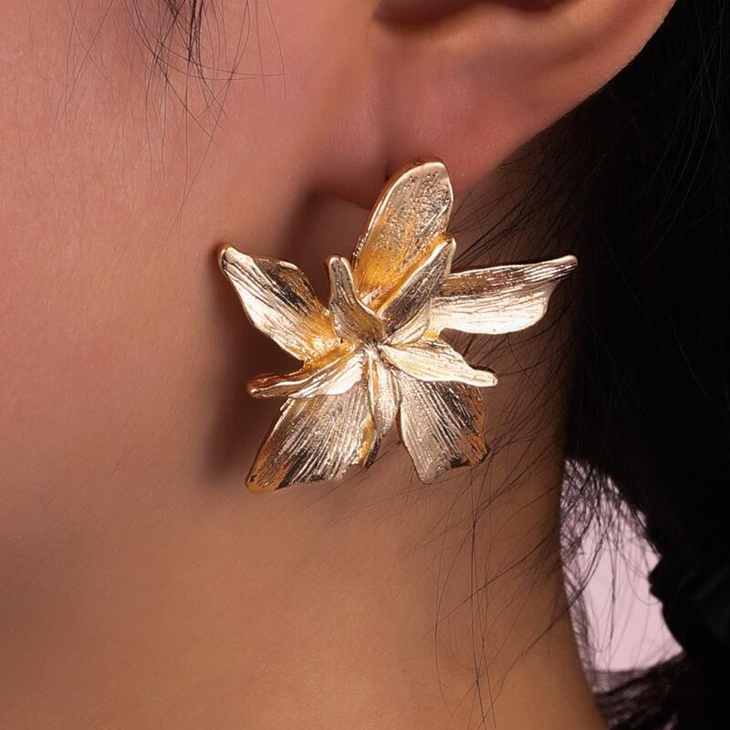 

Floral Decor Stud Earrings, Gold