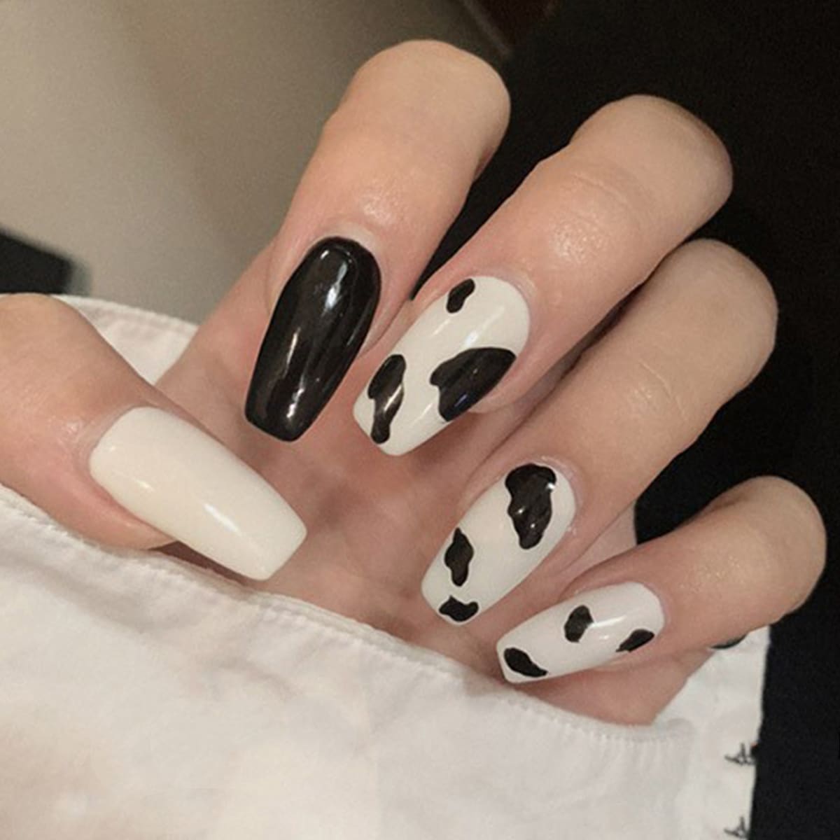 

24pcs Cow Pattern Fake Nail, Black and white