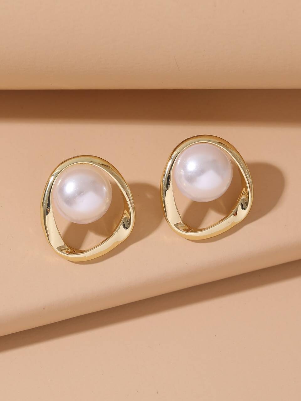 Faux Pearl Decor Stud Earrings