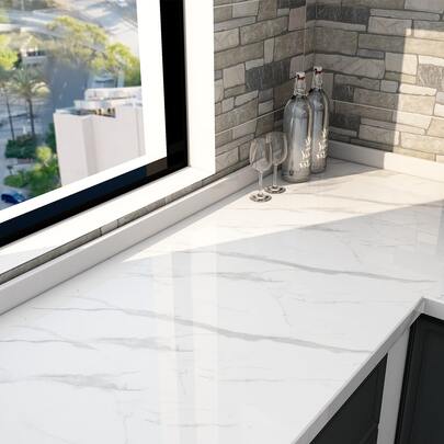  1 لفة ورق جدران بنمط الرخام الأبيض مقاوم للزيت قابل للإزالة ومقاوم للماء مناسب للخزائن والأثاث والمطبخ، بمقاس 15.8 بوصة * 118 بوصة