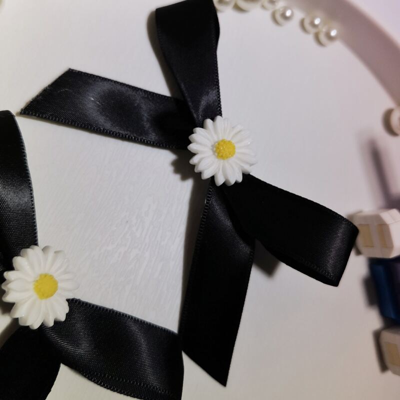 

2pcs Daisy Decor Hair Clip, Black