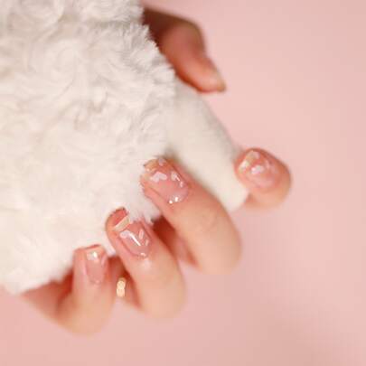 1张心形图案美甲贴纸和1个指甲锉