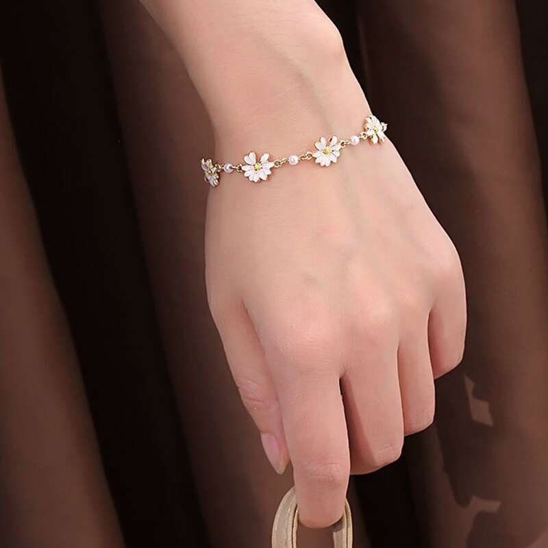 

Daisy Decor Chain Bracelet, Gold