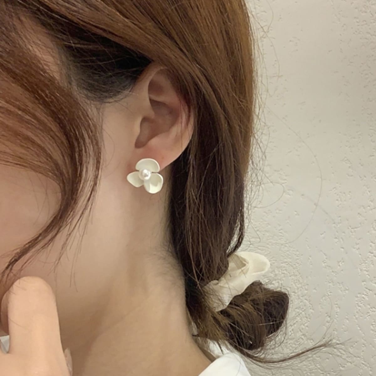 

Floral Decor Earrings, White