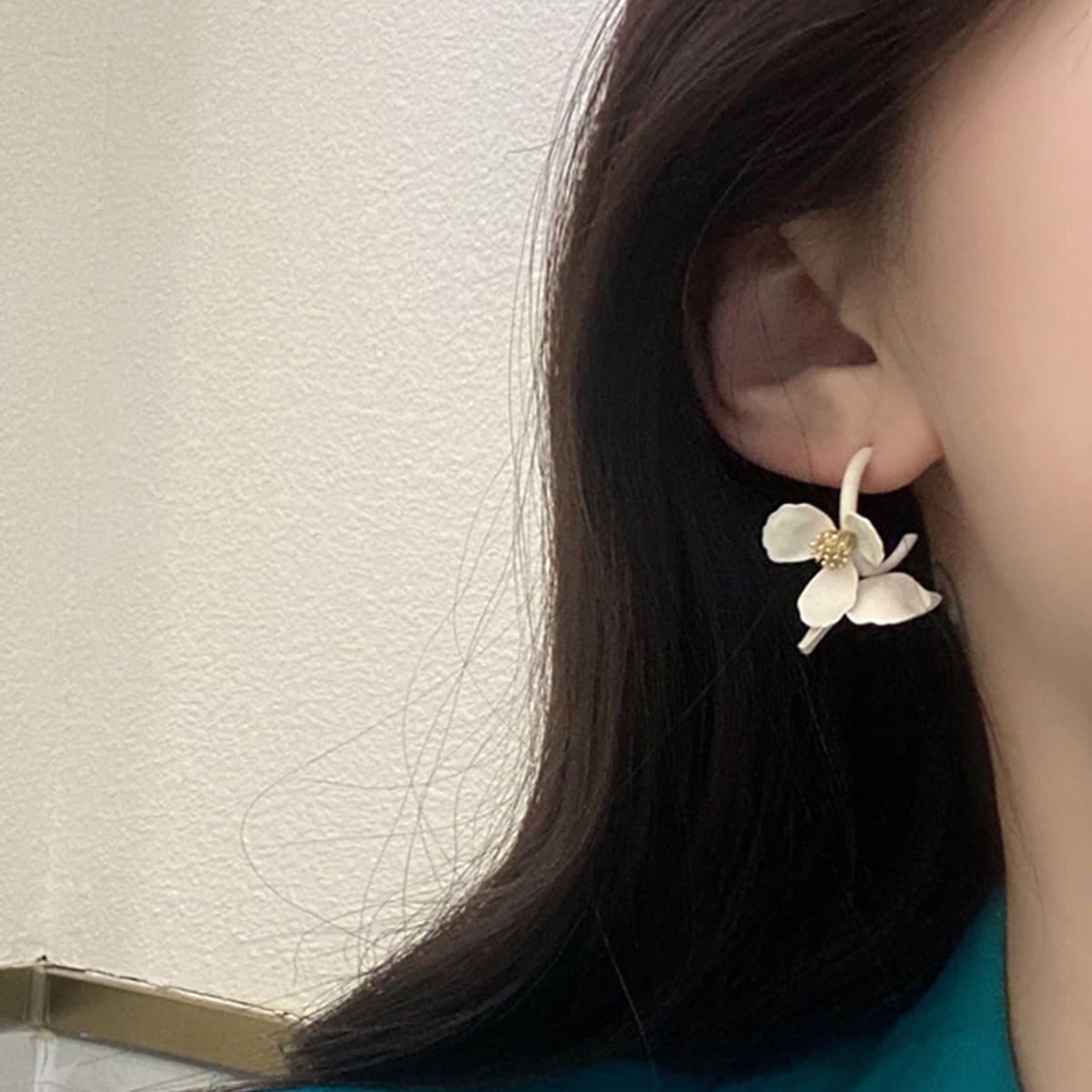

Floral Decor Earrings, White