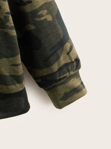 SHEIN 男孩字母和迷彩圖案運動衫