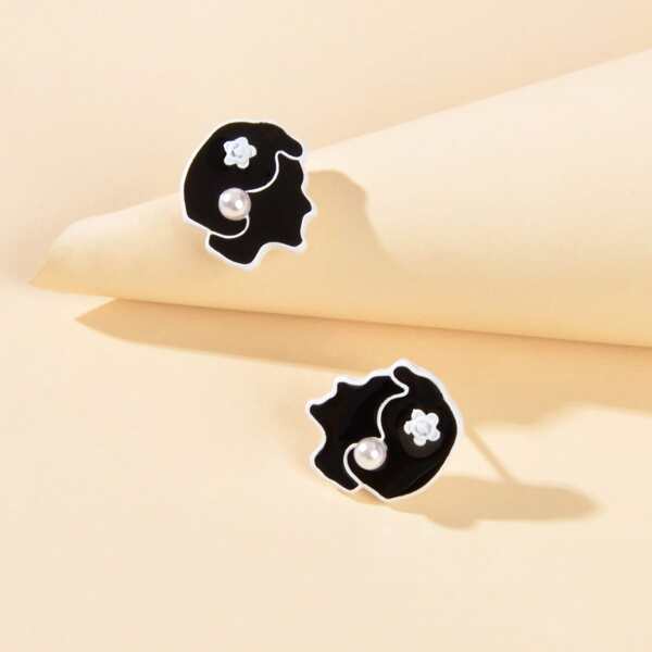 

Figure Stud Earrings, Black